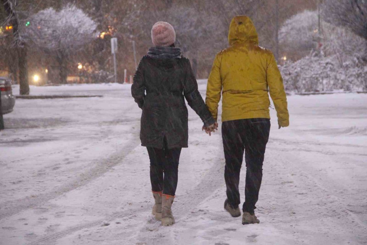 Elazığ’da yoğun kar yağışı etkili oldu, vatandaş doyasıya eğlendi