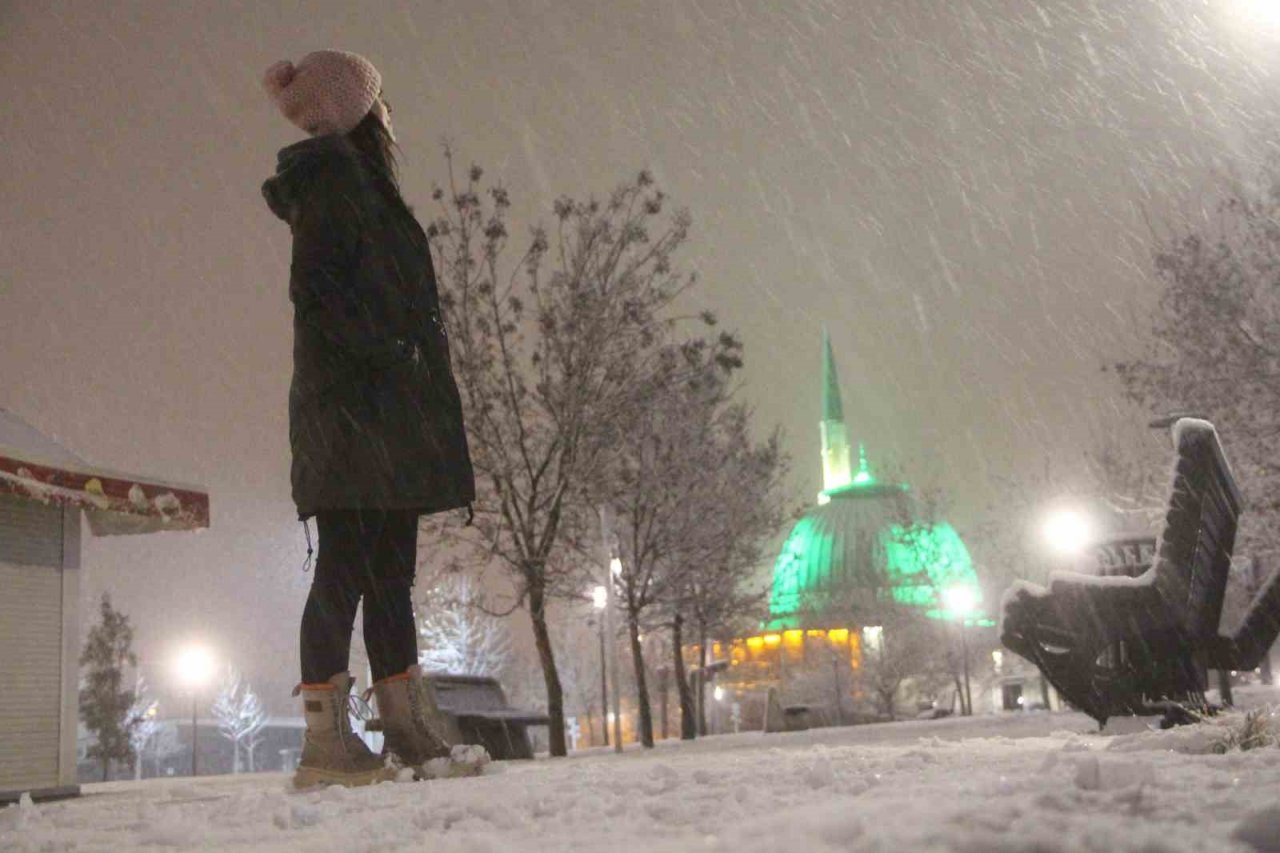 Elazığ’da yoğun kar yağışı etkili oldu, vatandaş doyasıya eğlendi