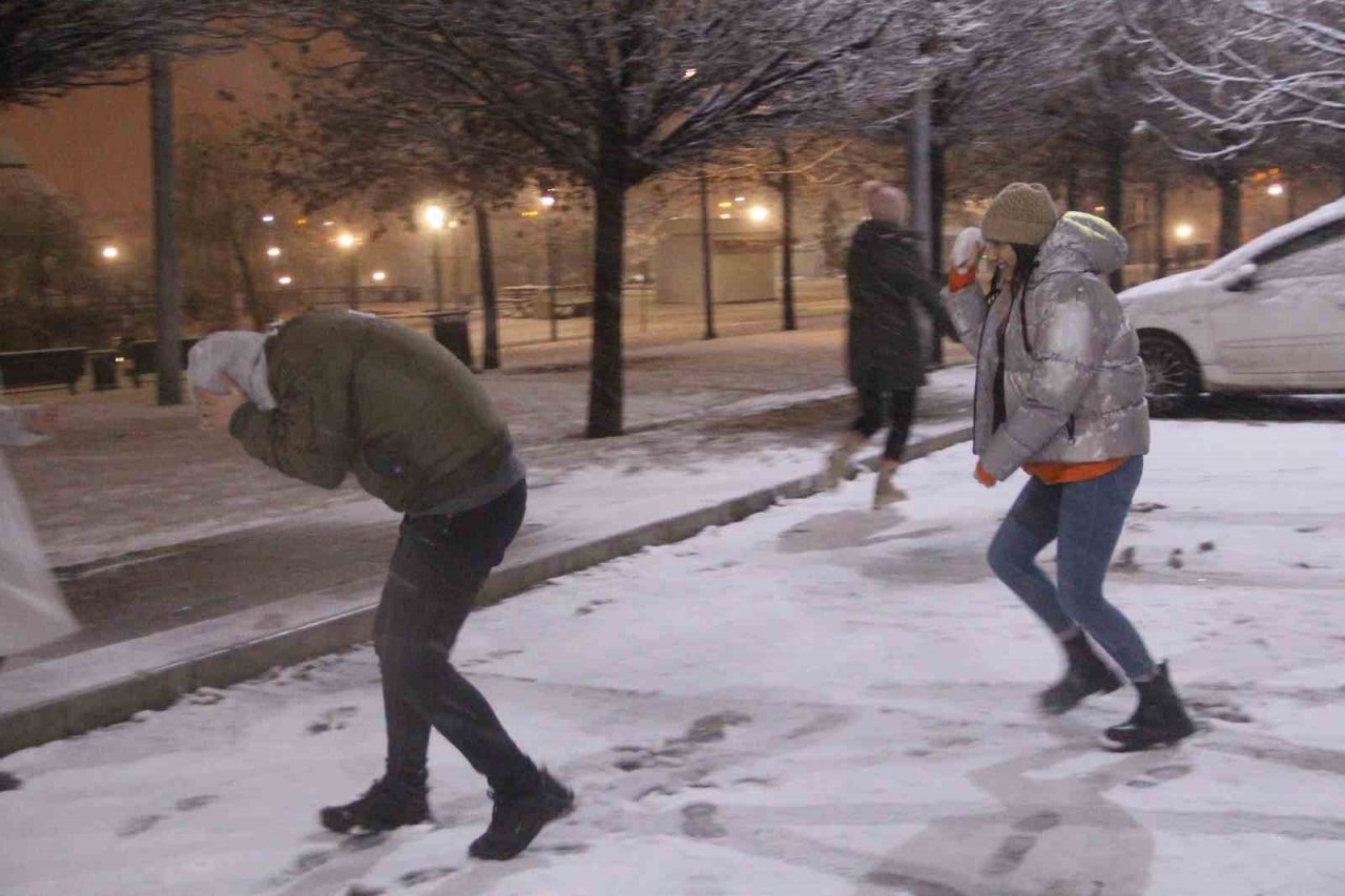 Elazığ’da yoğun kar yağışı etkili oldu, vatandaş doyasıya eğlendi