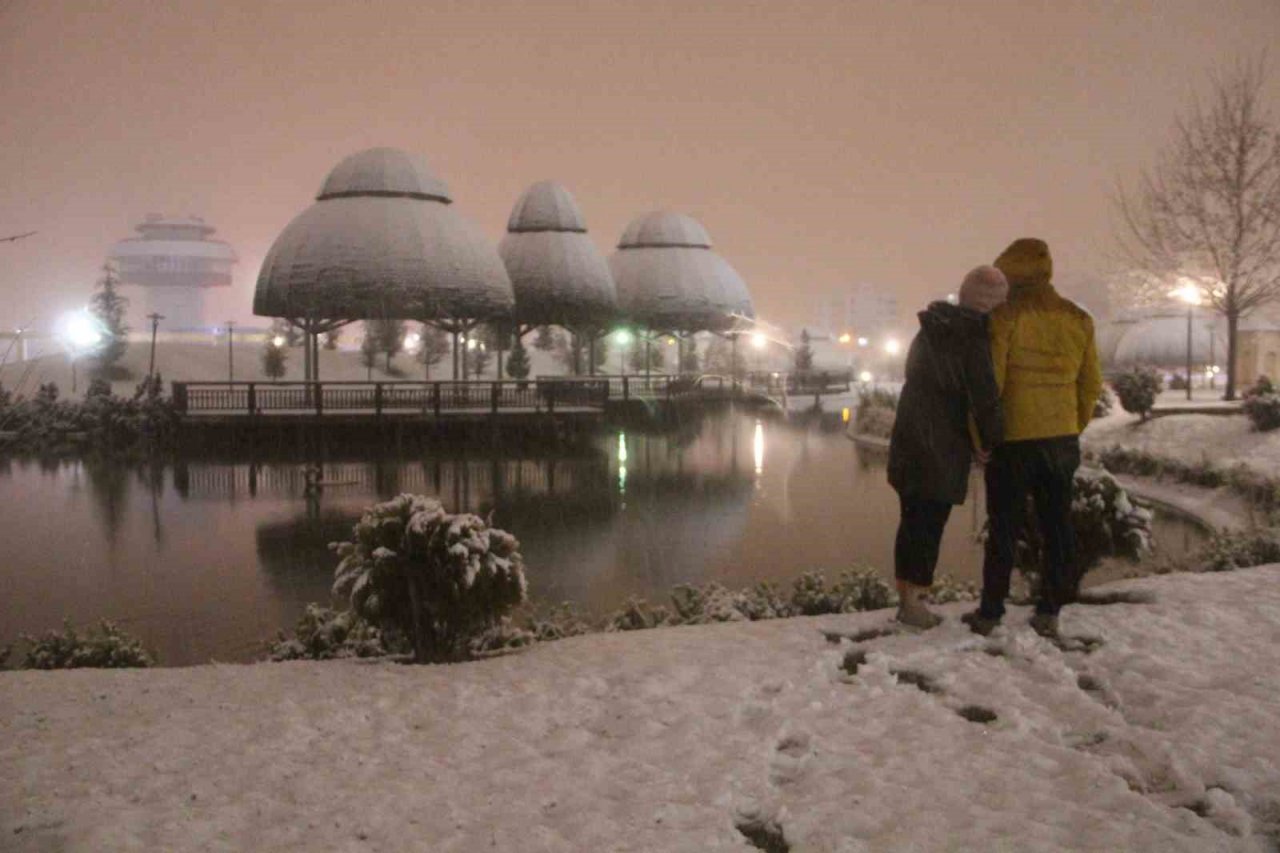 Elazığ’da yoğun kar yağışı etkili oldu, vatandaş doyasıya eğlendi