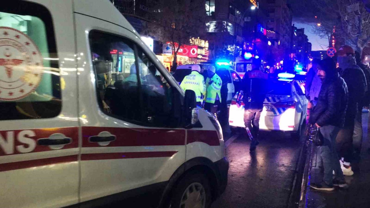 Elazığ’ın en işlek caddesinde bıçaklı kavga: 2 yaralı