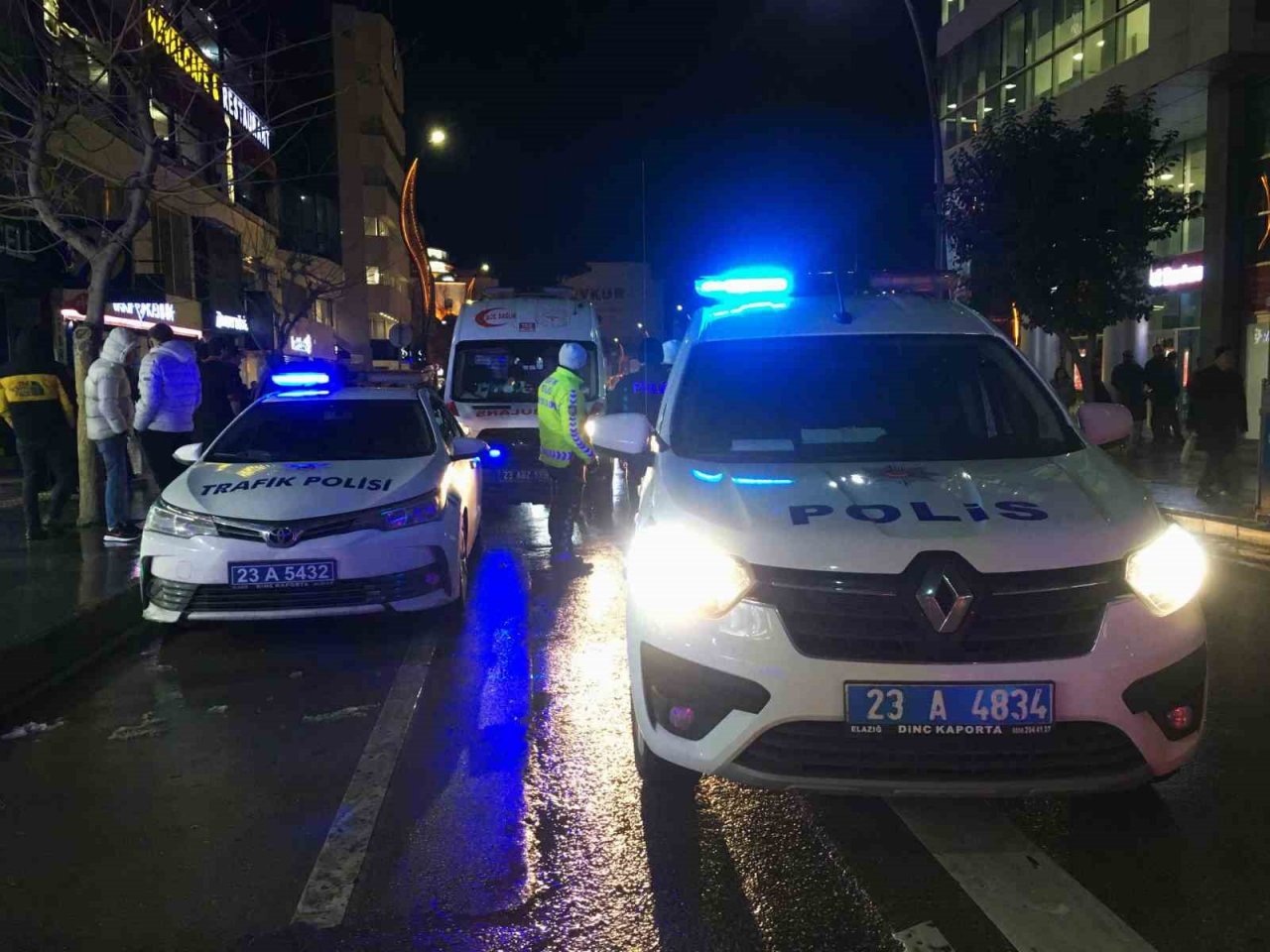 Elazığ’ın en işlek caddesinde bıçaklı kavga: 2 yaralı