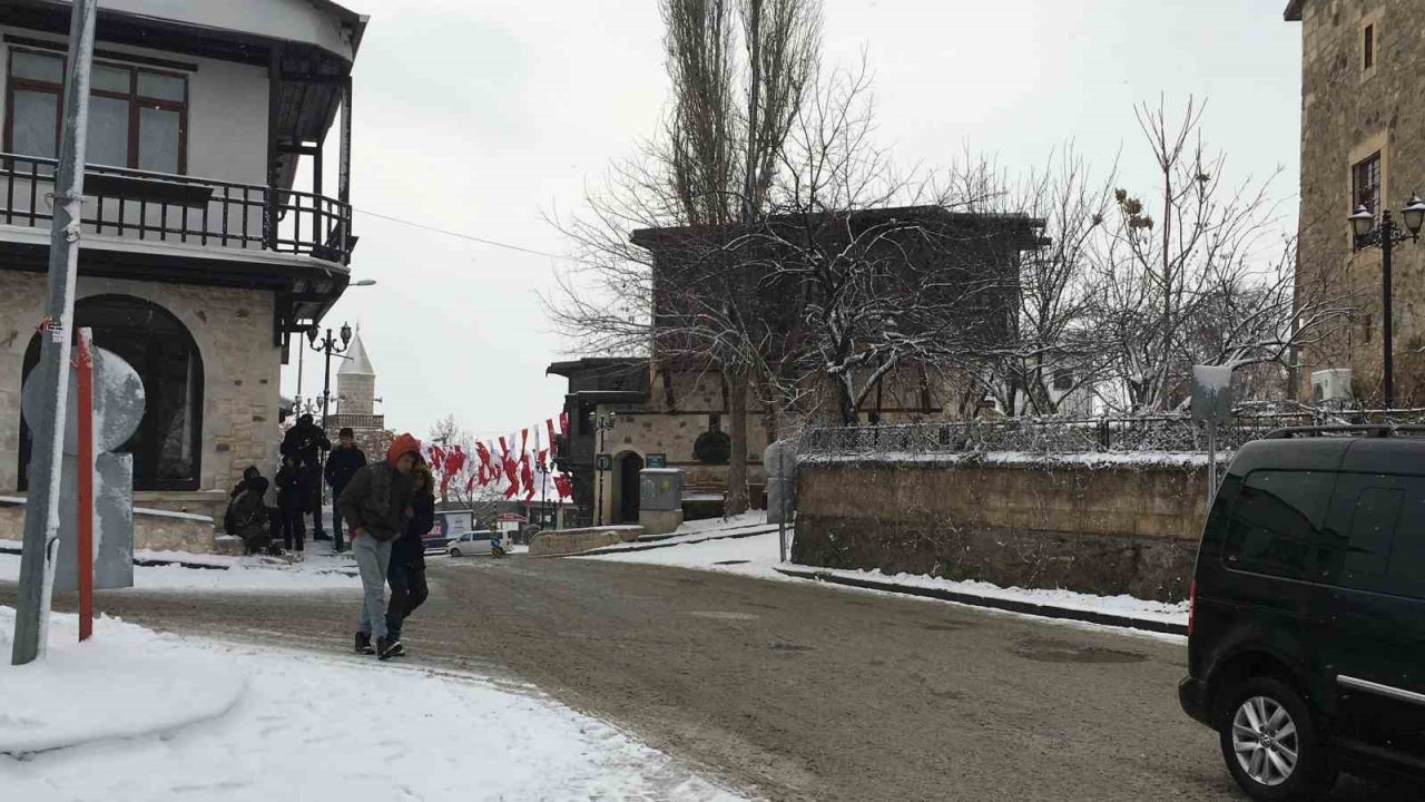 Bin 400 rakımlı Harput beyaza büründü