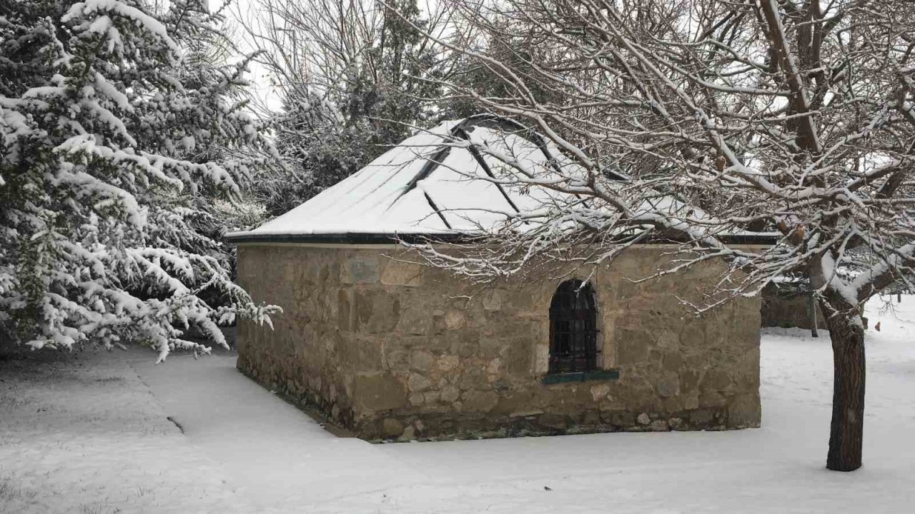 Bin 400 rakımlı Harput beyaza büründü