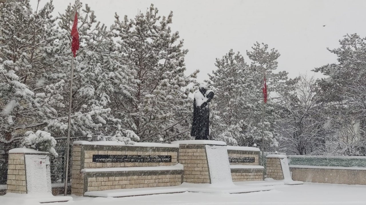 Aşkale’de kar yağışı etkili oluyor