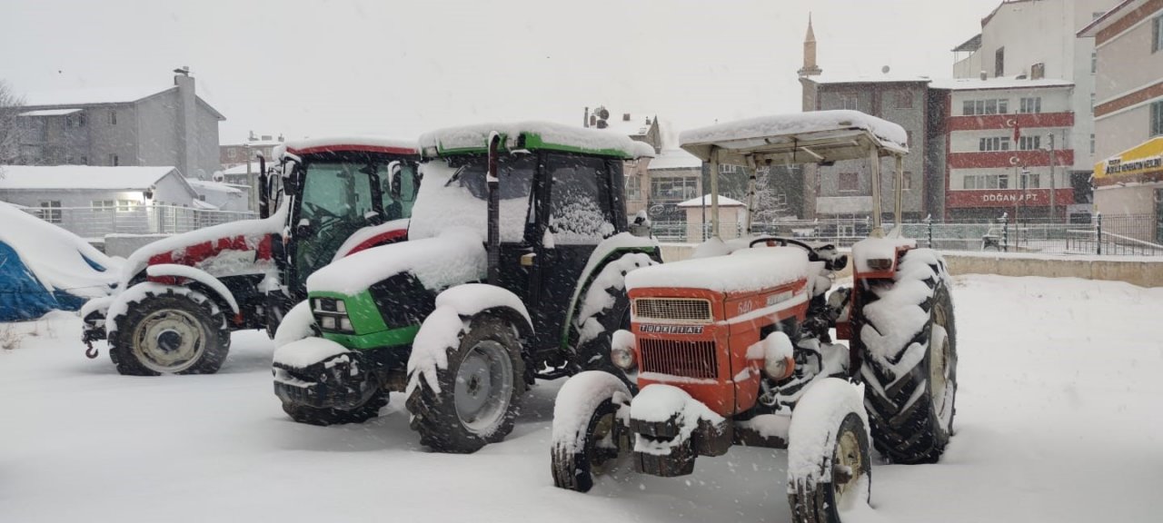 Aşkale’de kar yağışı etkili oluyor