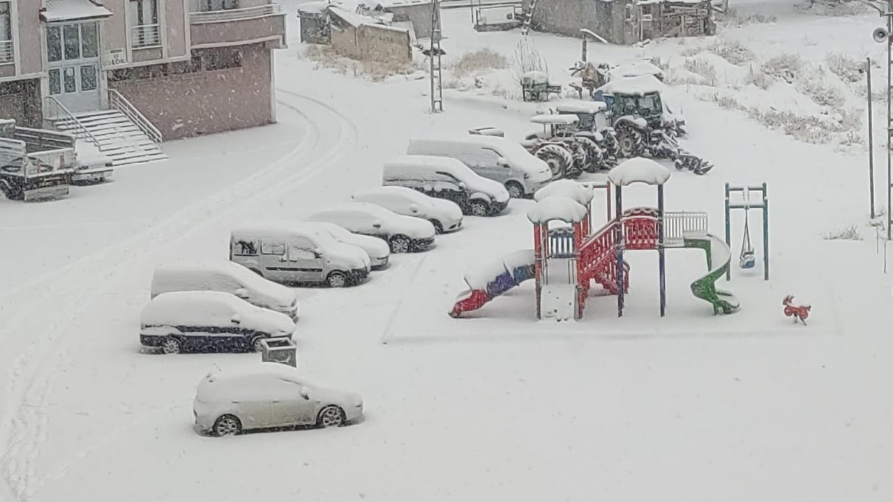 Aşkale’de kar yağışı etkili oluyor