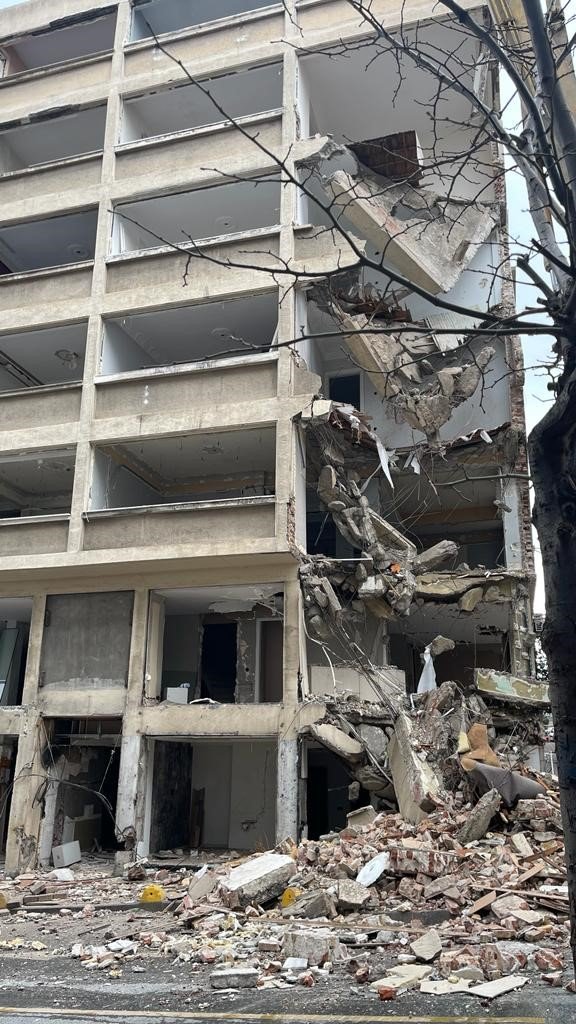 Fatih’te bina yıkımında tedbir almayan müteahhitte cezai işlem