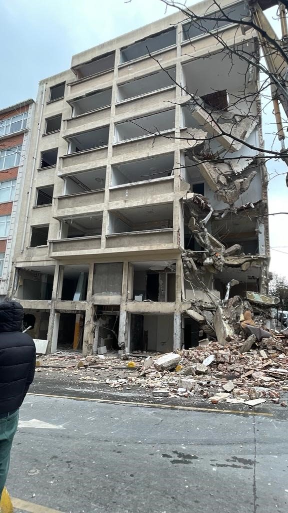 Fatih’te bina yıkımında tedbir almayan müteahhitte cezai işlem