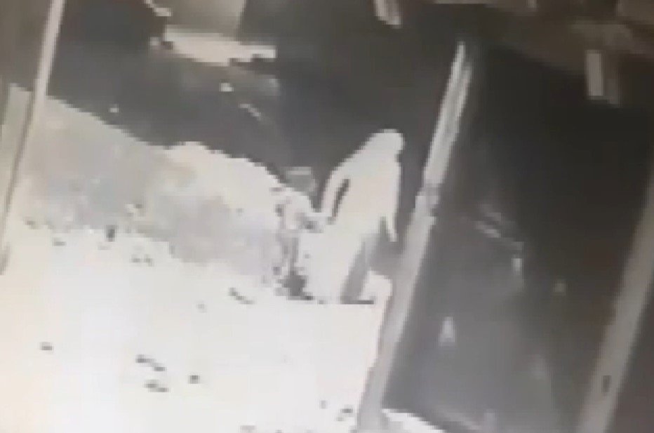 Cani anne elinden tuttuğu kızını boğarak öldürmeye götürmüş