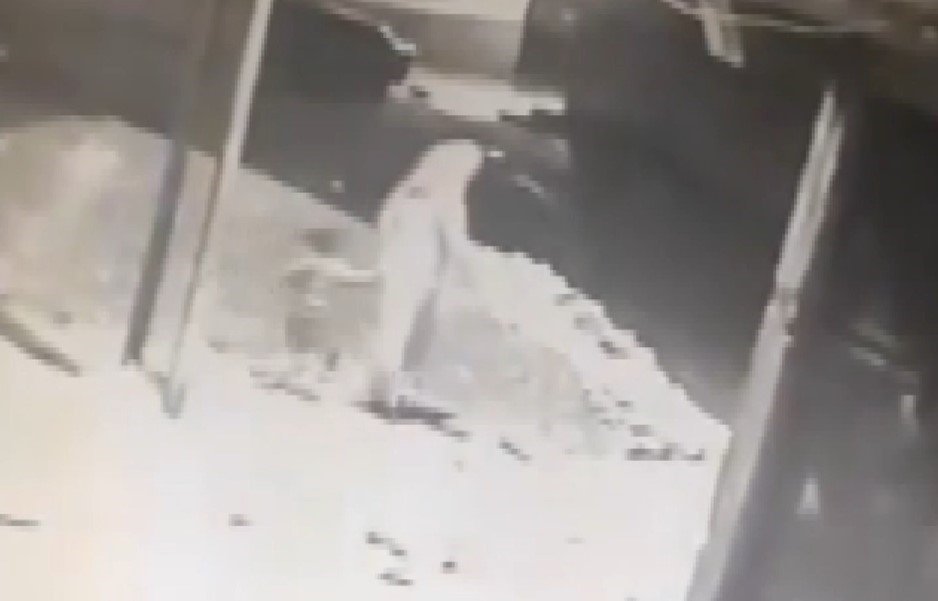 Cani anne elinden tuttuğu kızını boğarak öldürmeye götürmüş