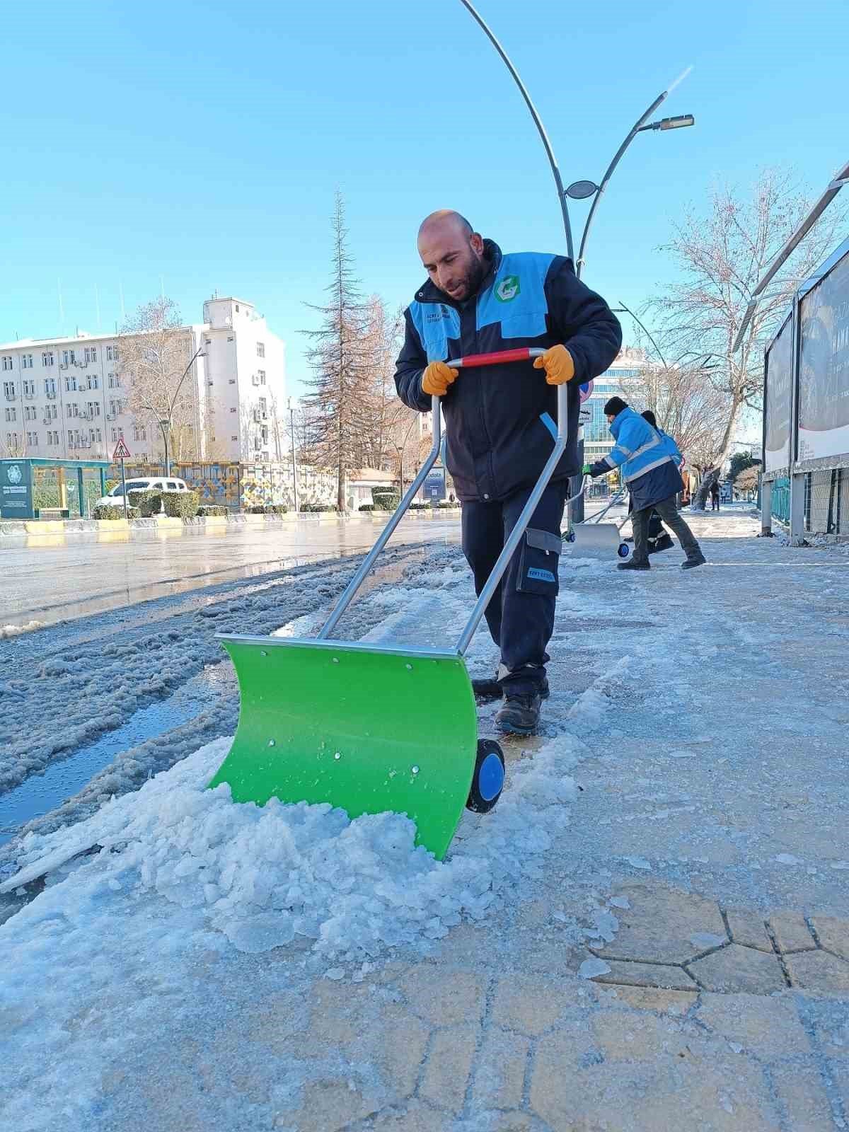 Gaziantep’te karla mücadele sürdürüyor