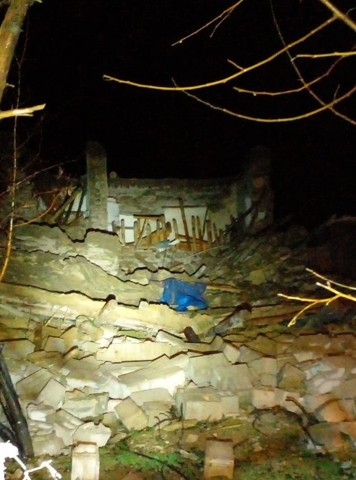 Yağışlara dayanamayan ev ve ahır çöktü