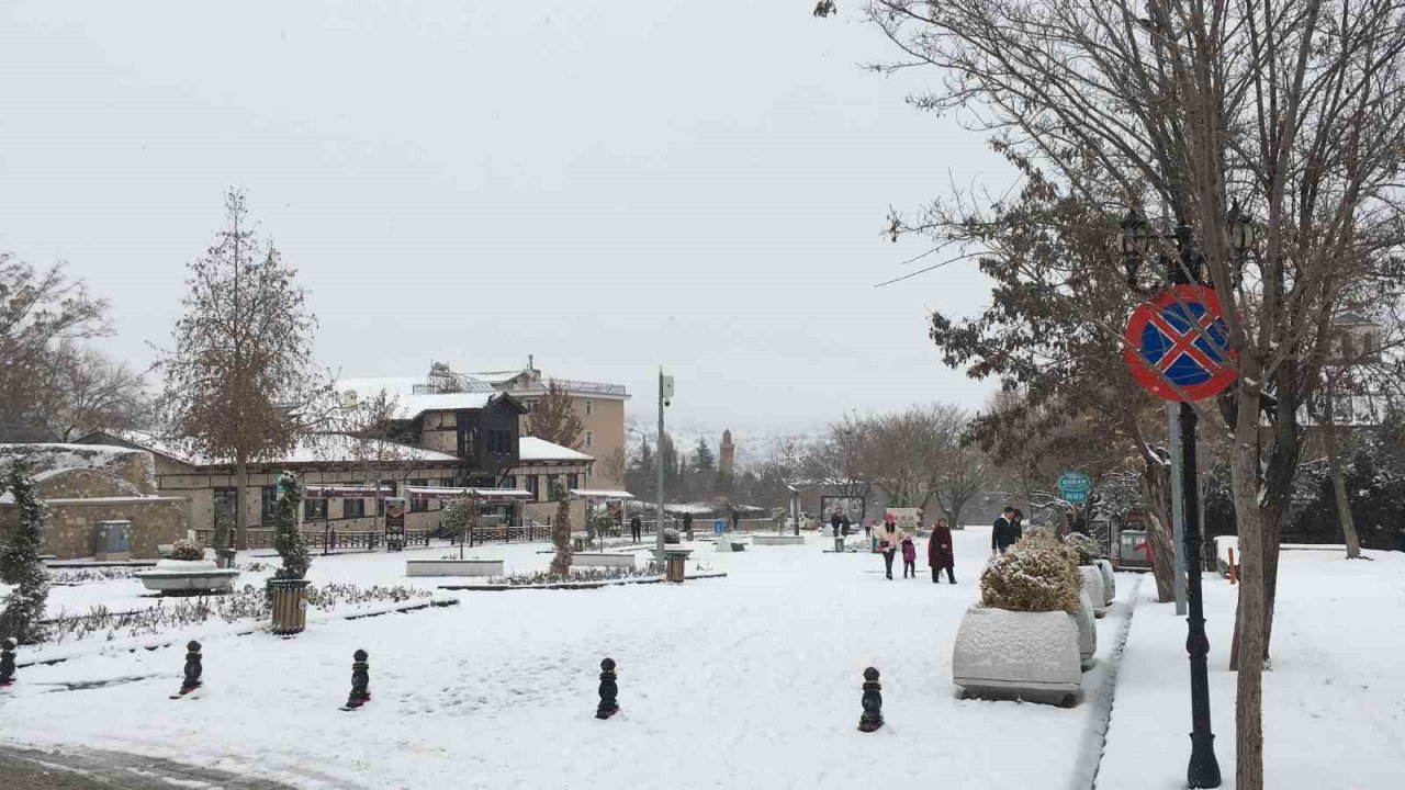 Bin 400 rakımlı Harput beyaza büründü