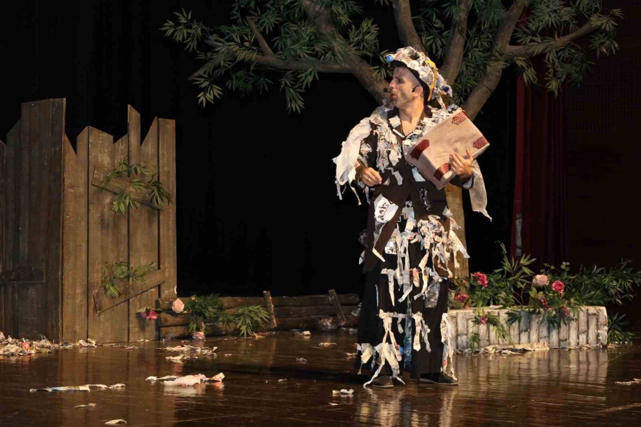 İnegöl’ün ‘Temizlik’ konulu oyunu Uşak’ta sergilendi