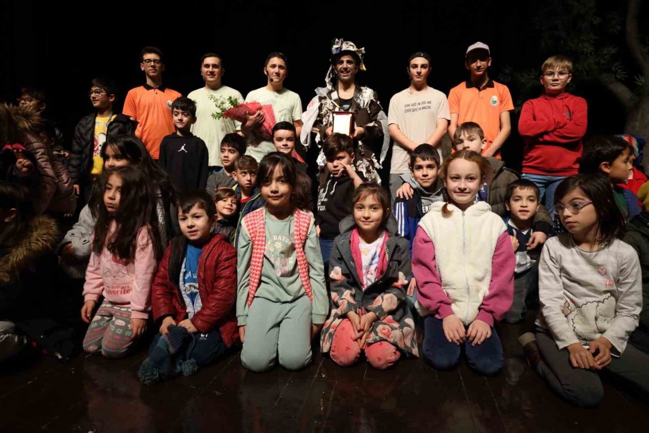 İnegöl’ün ‘Temizlik’ konulu oyunu Uşak’ta sergilendi