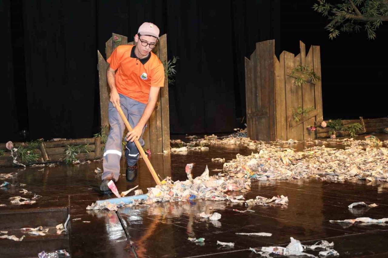 İnegöl’ün ‘Temizlik’ konulu oyunu Uşak’ta sergilendi