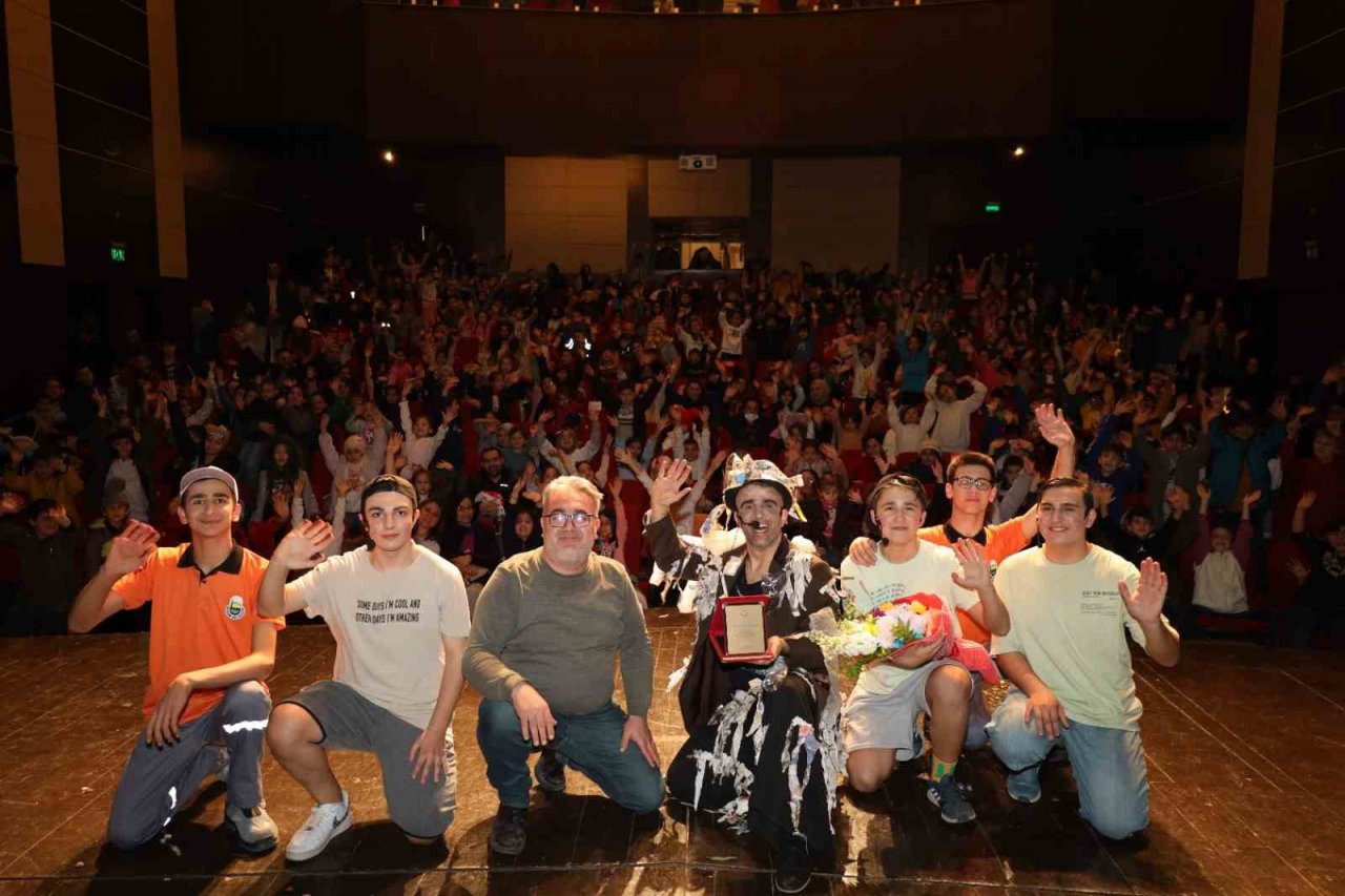 İnegöl’ün ‘Temizlik’ konulu oyunu Uşak’ta sergilendi