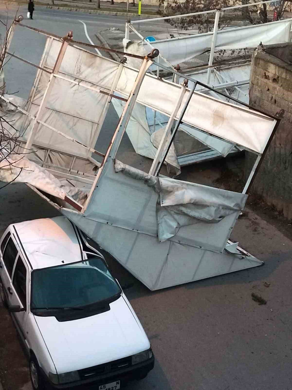 Kuvvetli rüzgar, çadırı otomobilin üzerine devirdi