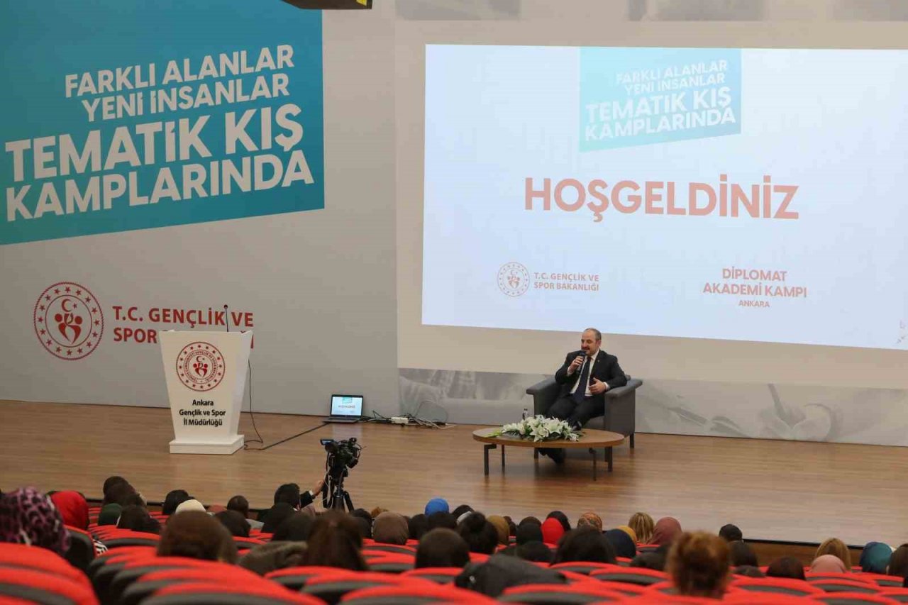 Bakan Varank ‘Diplomat Akademi Kampı’na katıldı