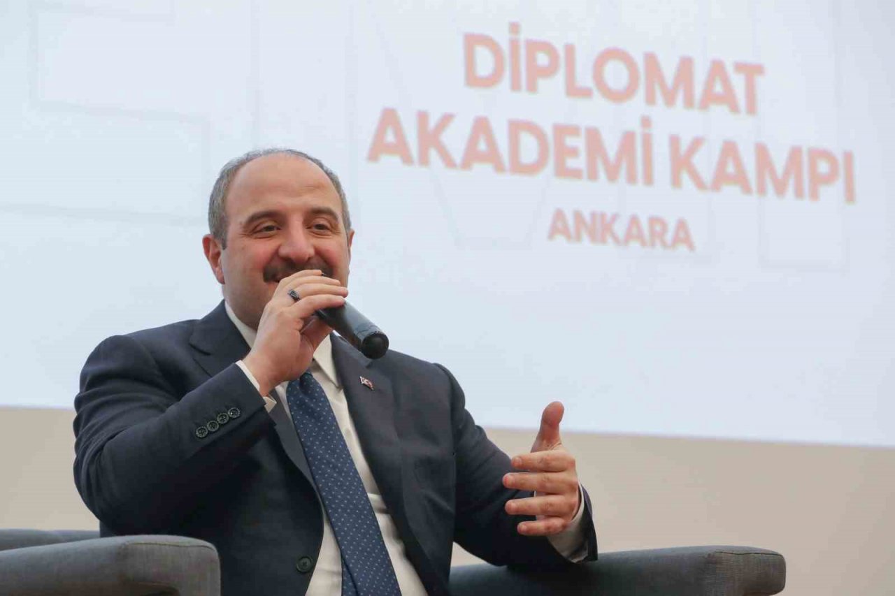 Bakan Varank ‘Diplomat Akademi Kampı’na katıldı