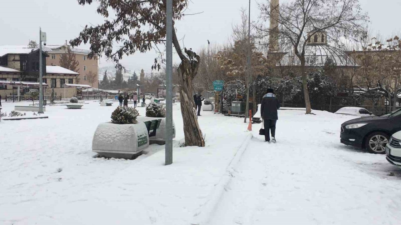 Bin 400 rakımlı Harput beyaza büründü