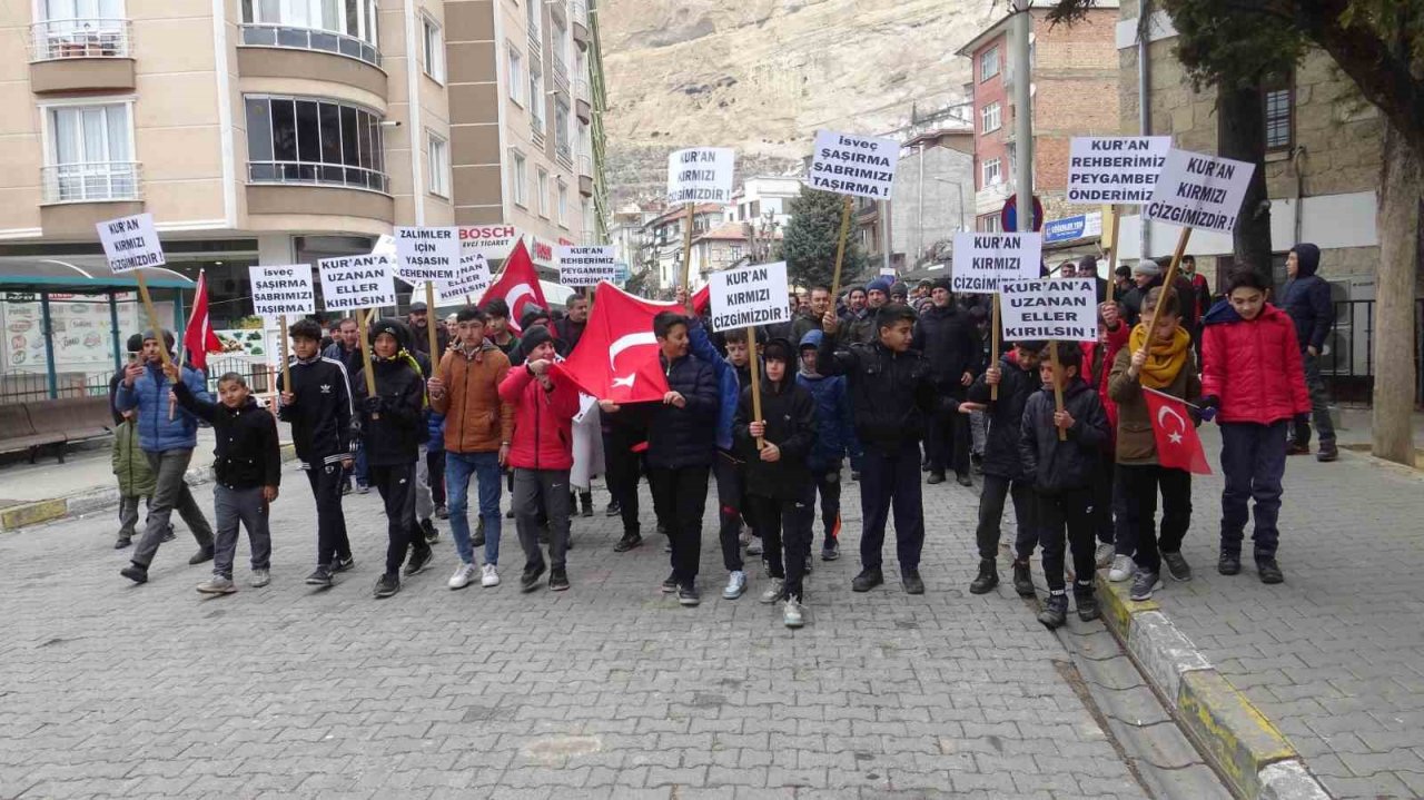 Karaman’ın Ermenek ilçesinde, İsveç ve Danimarka’da Kur’an-ı Kerim yakılmasını protesto yürüyüşü