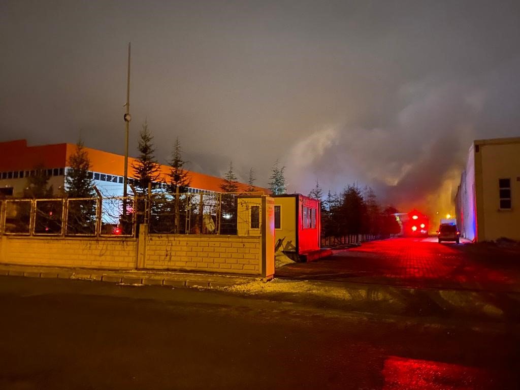 Fabrika bahçesindeki atık kablolar yandı