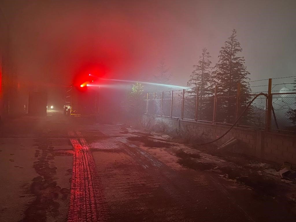 Fabrika bahçesindeki atık kablolar yandı