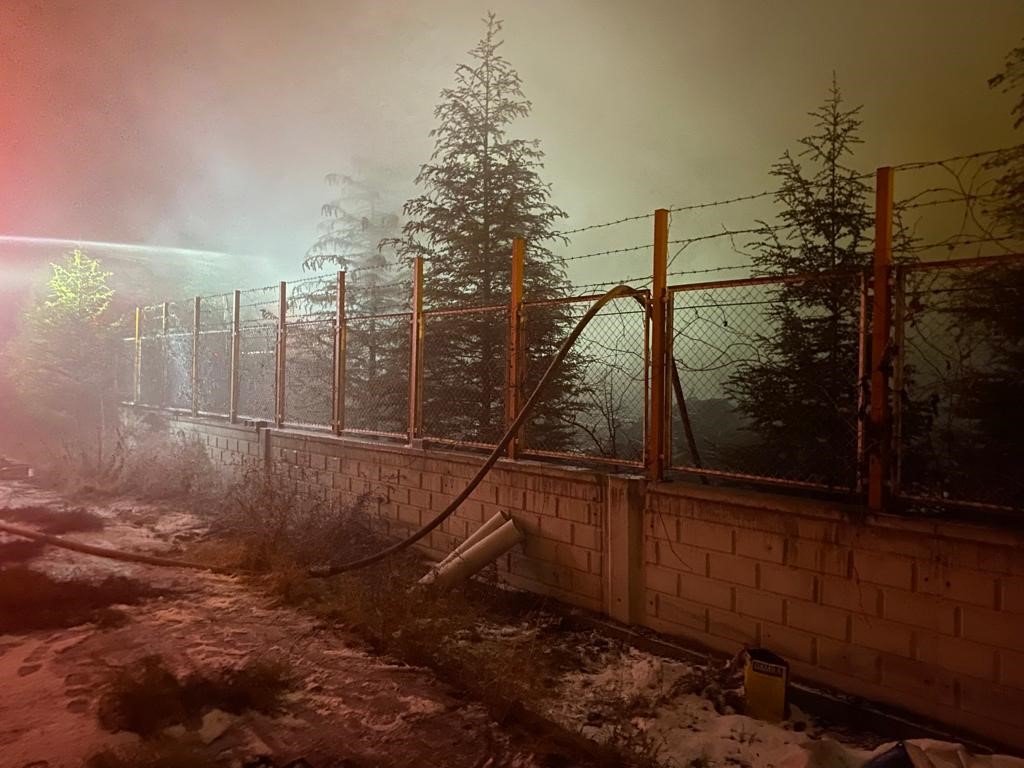 Fabrika bahçesindeki atık kablolar yandı