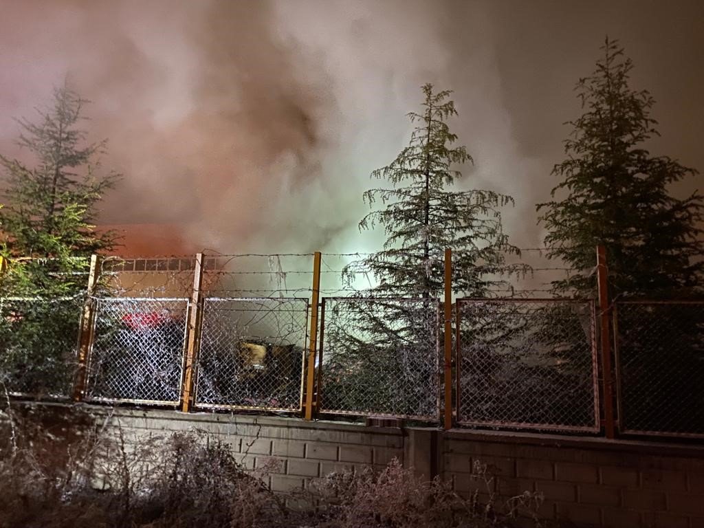 Fabrika bahçesindeki atık kablolar yandı