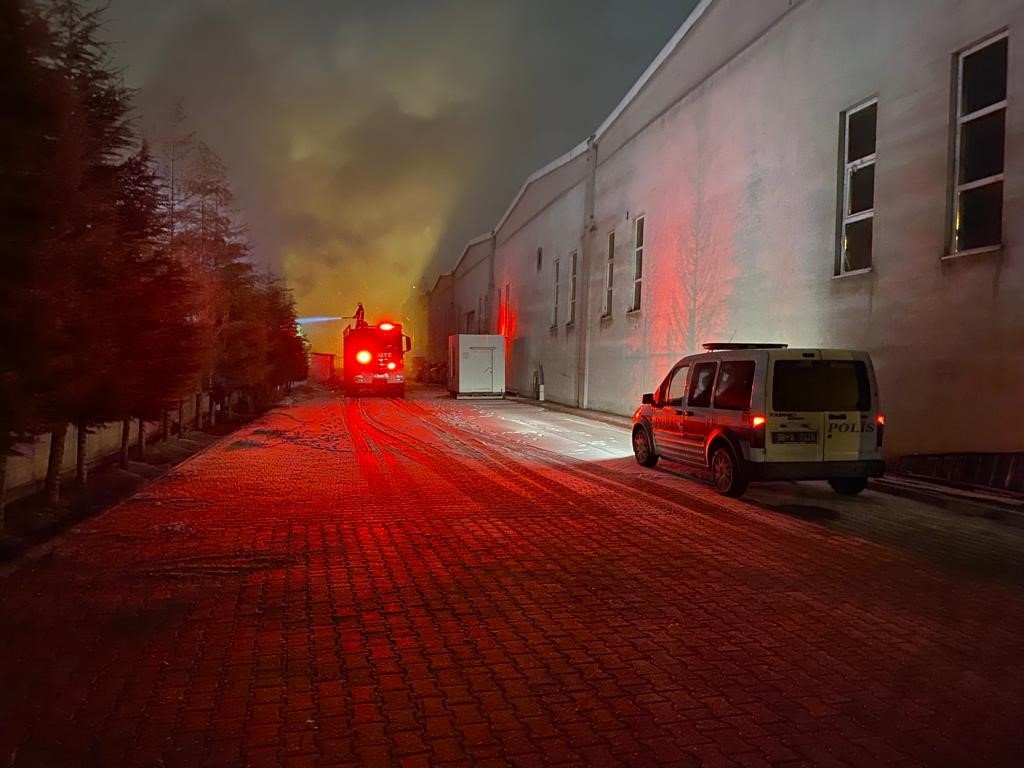 Fabrika bahçesindeki atık kablolar yandı