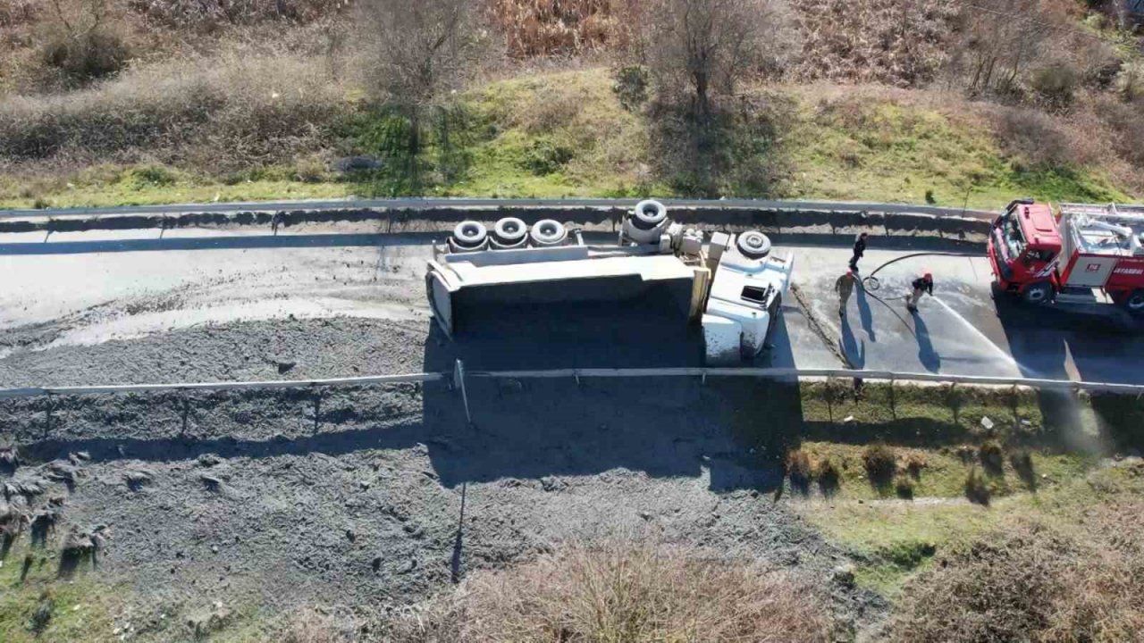 Arnavutköy’de sürücüsünün kontrolünden çıkarak devrilen hafriyat kamyonu yolu kapattı