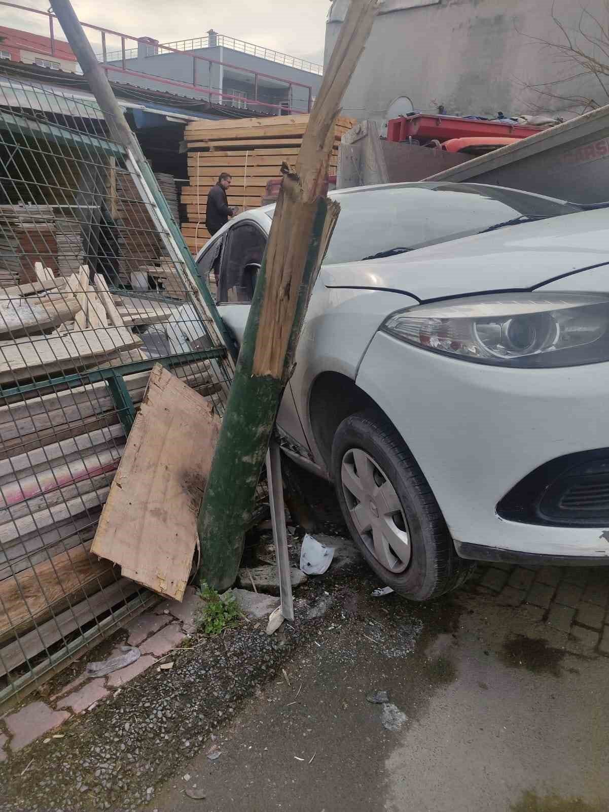 Avcılar’da freni boşalan kamyonun altında kalmaktan son anda kurtuldular