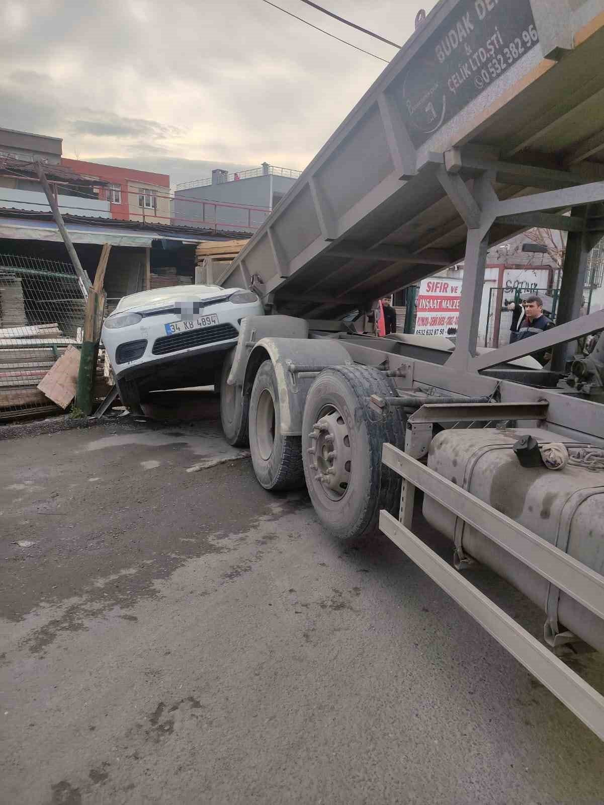 Avcılar’da freni boşalan kamyonun altında kalmaktan son anda kurtuldular