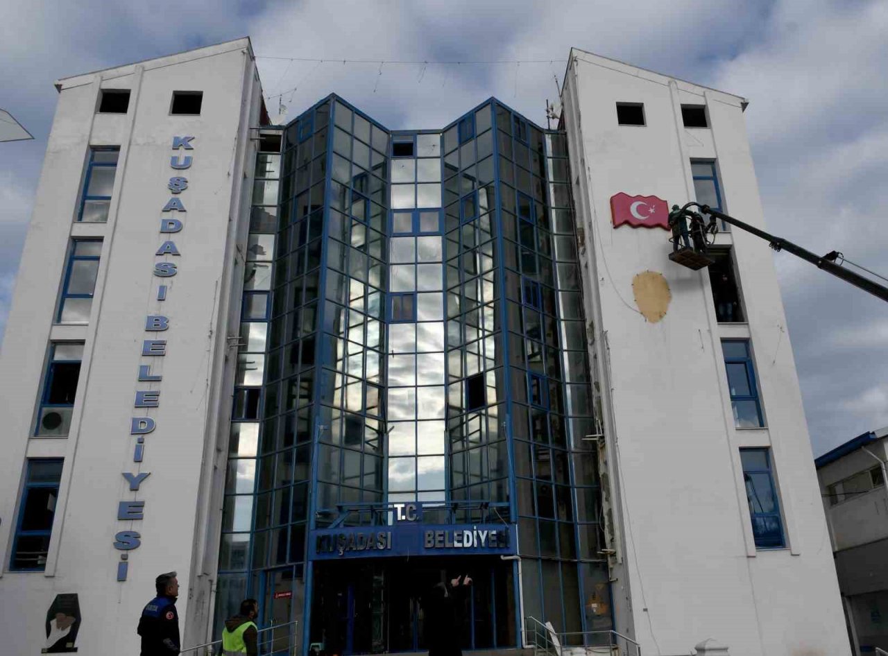Kuşadası Belediyesi’nden Türk Bayrağı ve Atatürk hassasiyeti