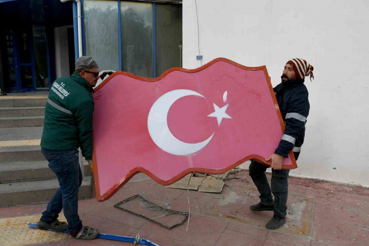 Kuşadası Belediyesi’nden Türk Bayrağı ve Atatürk hassasiyeti