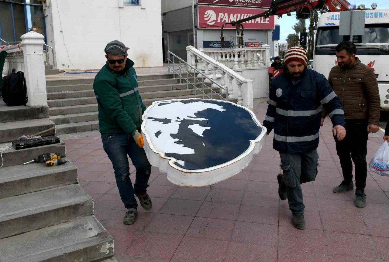 Kuşadası Belediyesi’nden Türk Bayrağı ve Atatürk hassasiyeti