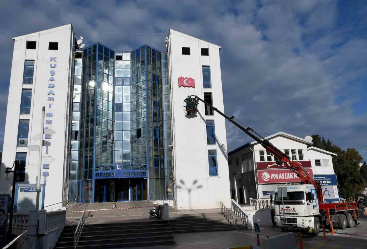 Kuşadası Belediyesi’nden Türk Bayrağı ve Atatürk hassasiyeti