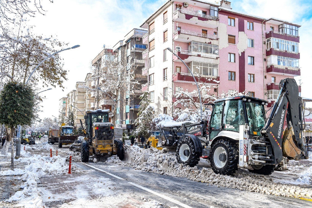 Malatya’da kardan kapanan yollar yeniden ulaşıma açılıyor