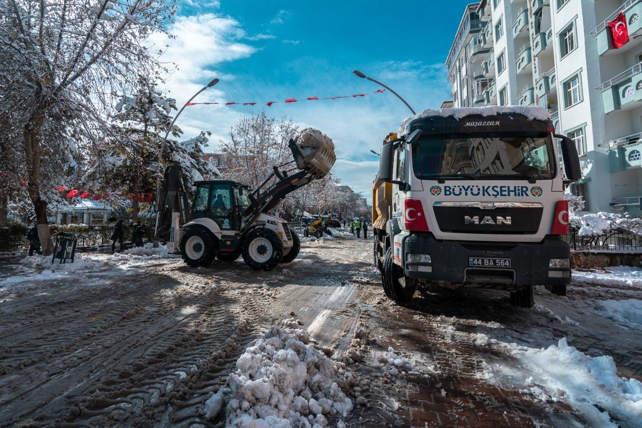 Malatya’da kardan kapanan yollar yeniden ulaşıma açılıyor