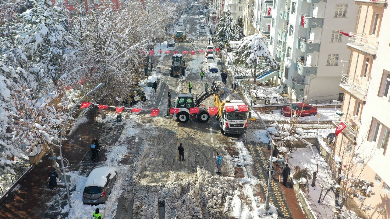 Malatya’da kardan kapanan yollar yeniden ulaşıma açılıyor