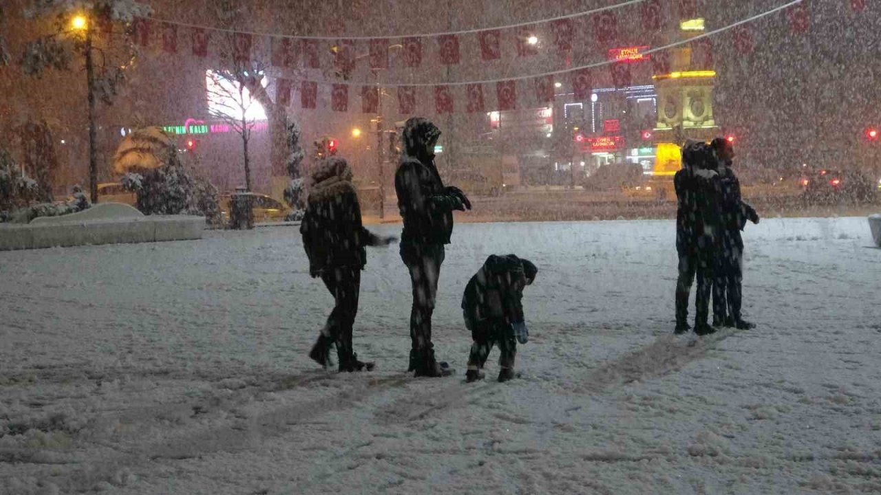 Malatya’ya lapa lapa kar yağdı