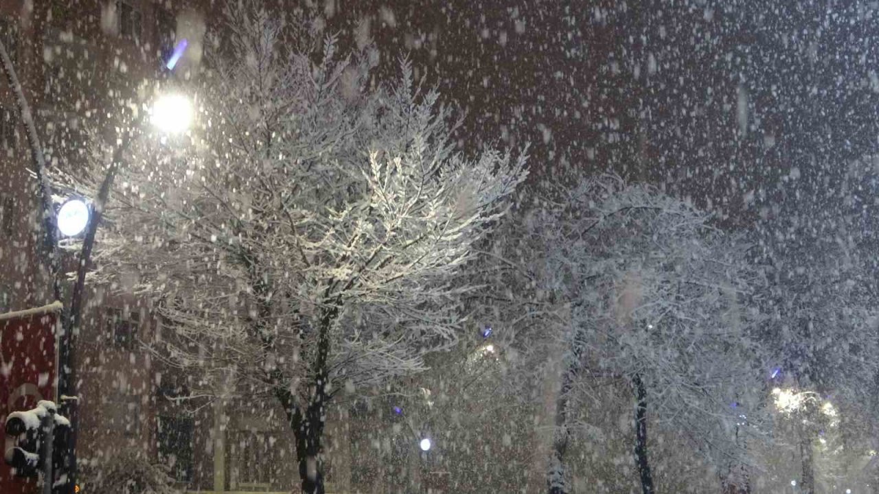 Malatya’ya lapa lapa kar yağdı