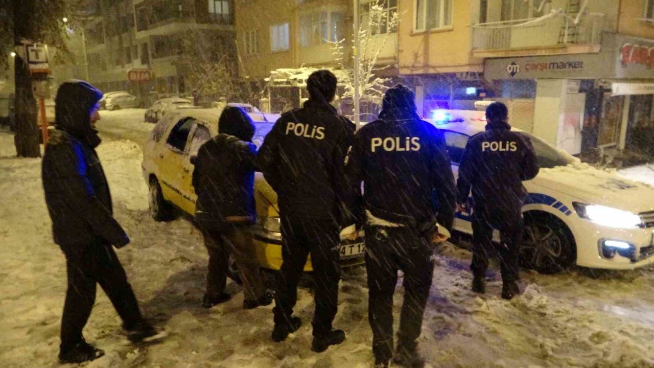 Malatya’da yoğun kar yağışı ağaçları devirdi