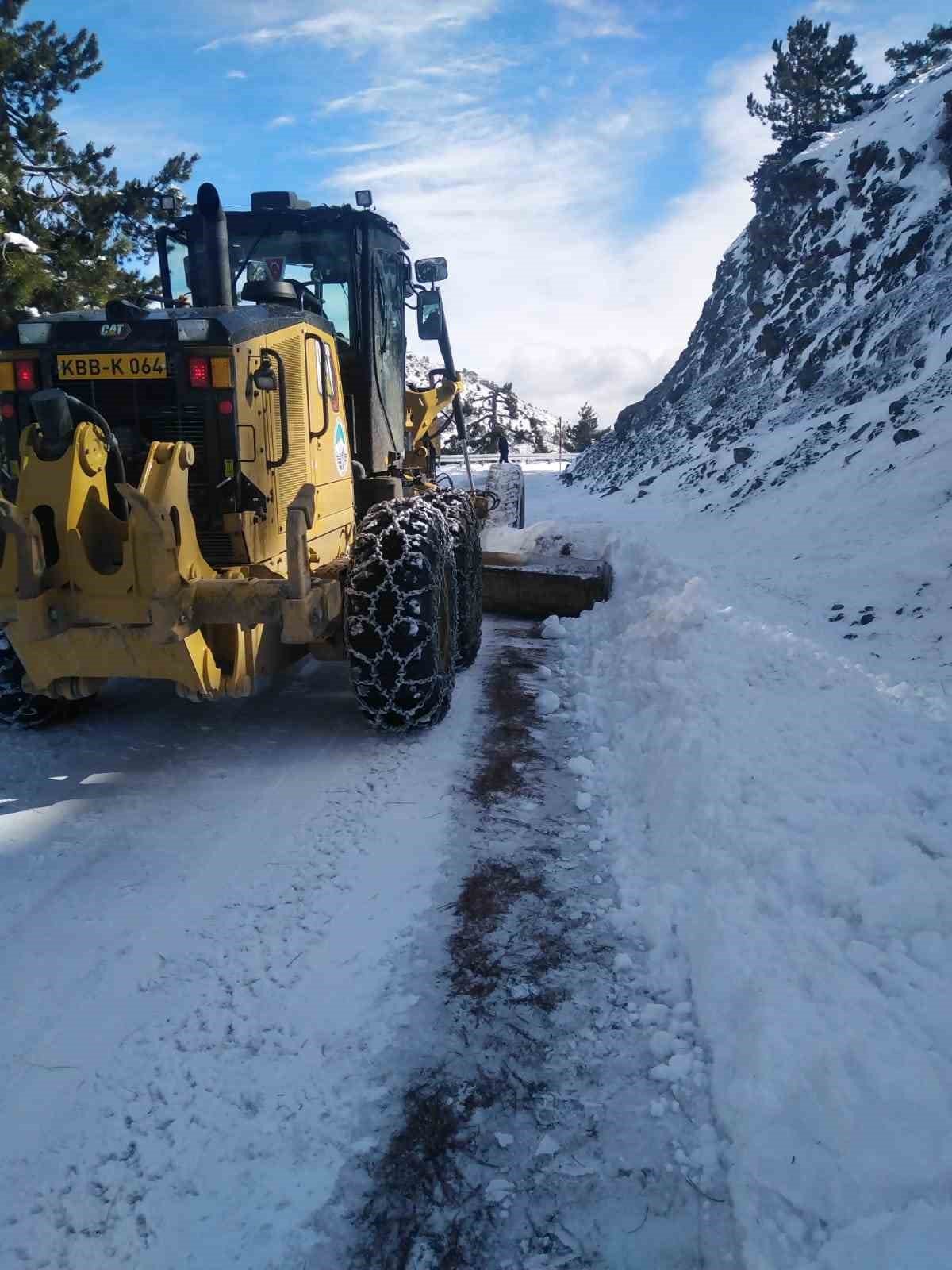 Büyükşehir, 5,5 saatte 236 mahalle yolunu ulaşıma açtı, kapalı yol bırakmadı