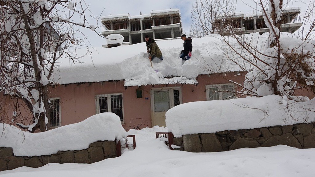 Bitlis’te tek katlı evler kara gömüldü
