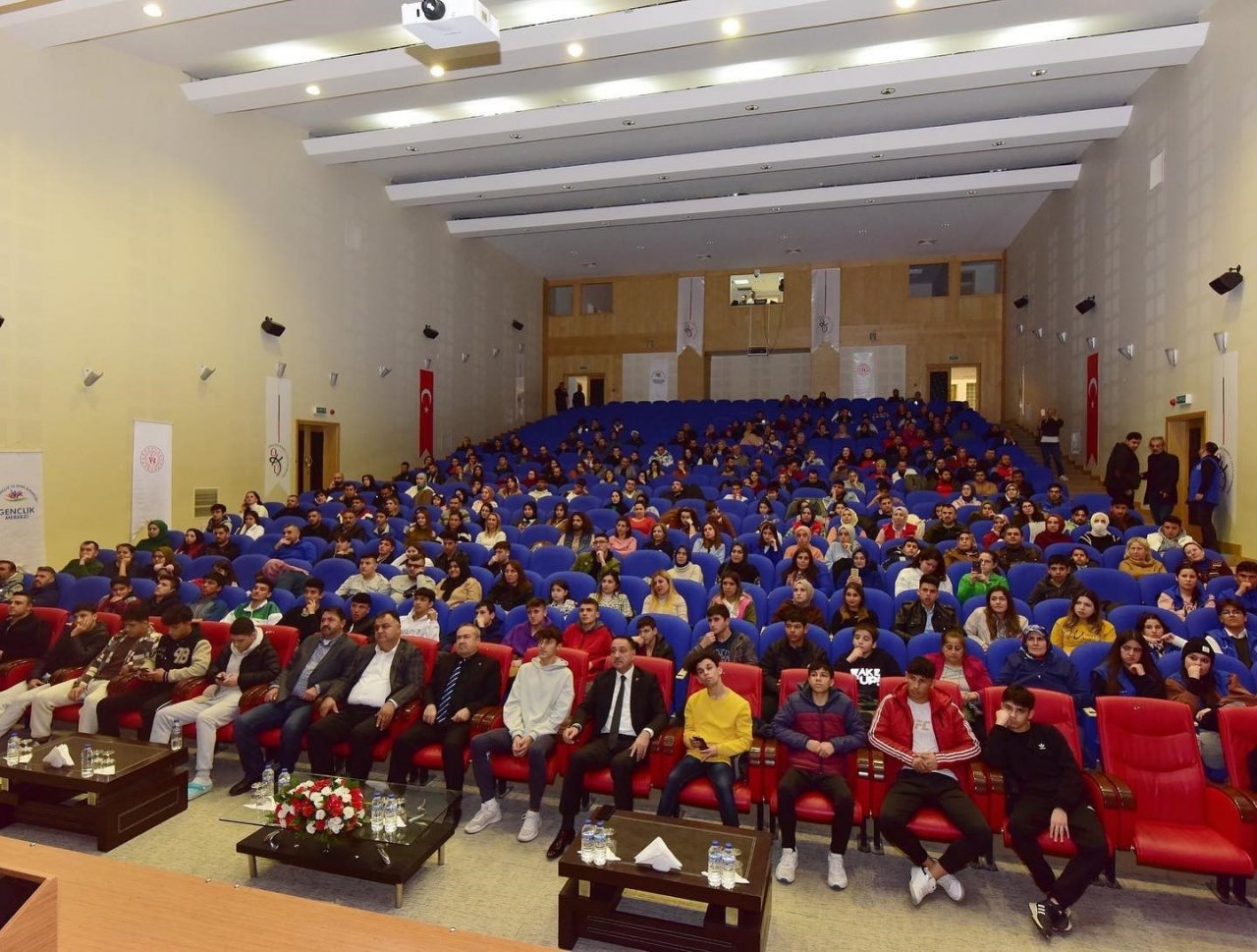 Metin Şentürk, Osmaniye’de öğrencilerle buluştu