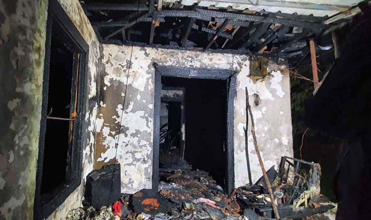 Köyceğiz’de ahşap ev tamamen yandı