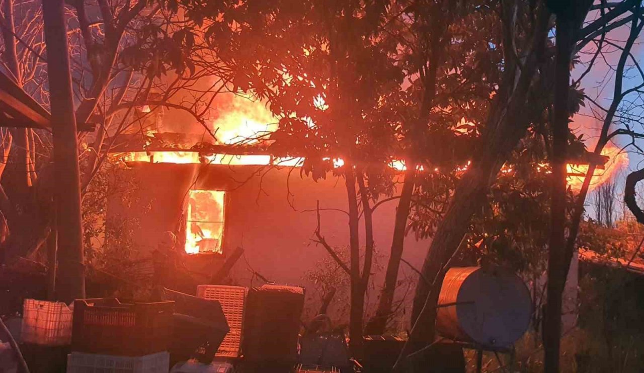 Köyceğiz’de ahşap ev tamamen yandı